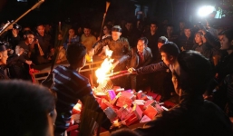 Hà Nội: Đốt một tạ vàng mã để châm lửa 'lấy đỏ' đầu năm