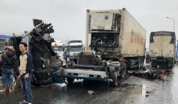 Xe container 'rơi đầu' sau cú va chạm kinh hoàng với xe tải ở NGhệ An