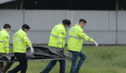 Trốn trong càng máy bay, hai người đàn ông mất mạng