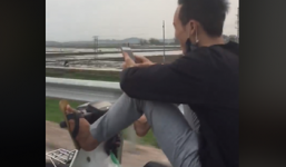 Giật mình thon thót nam thanh niên bỏ hai tay chơi điện tử, dùng chân điều khiển xe máy phóng như gió trên đường