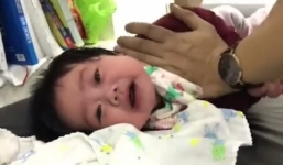 Bác sĩ ấn liên tục vào lồng ngực bé 4 tháng để chữa bệnh gây nhiều tranh cãi