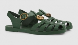 Có giá hơn 11 triệu nhưng hình như sandal của Gucci trông quá giống dép rọ bộ đội của nước ta thì phải
