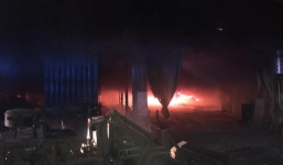 Lửa thiêu rụi 3 công ty trong đêm, một người leo lên mái nhà chữa cháy bị thương nặng