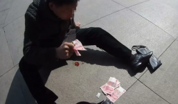 Ném tiền ra đường để gây sự chú ý, nhờ đó người đàn ông thoát chết khỏi cơn đau tim