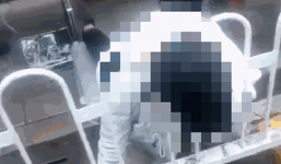 Trung Quốc: Sẩy chân ngã vào hàng rào xe buýt, thiếu nữ tử vong do cổ bị kẹp chặt giữa các thanh chắn