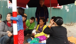 Người mẹ trẻ nói sinh 8 đứa con, mang 4 đứa nheo nhóc từ Quảng Trị đến Hà Nội xin quần áo