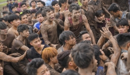 Hàng trăm thanh niên trai tráng lao vào giằng xé, giẫm đạp lên nhau để cướp phết Hiền Quan lấy may
