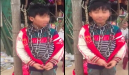 Bé trai bị quấn nhiều vòng xích quanh cổ, nghi vì tội trộm vàng gây xôn xao
