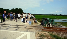 Kinh hoàng ô tô tải bị tàu hỏa tông văng xuống ruộng,một người tử vong