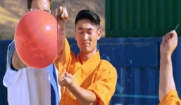 Đại sư Thiếu Lâm thi triển tuyệt kỹ phi kim xuyên kính 