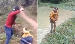 Đánh ghen: Vợ cầm dép đánh vào mặt bồ nhí tới tấp rồi ném xuống ao bùn
