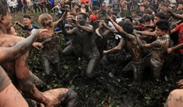 Hàng trăm trai làng hỗn chiến kinh hoàng dưới bùn đen để tranh cướp phết lấy may