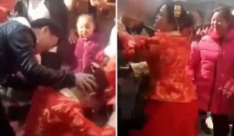 Cô dâu nổi khùng tát trả khi bị khách dúi đầu bắt quỳ lạy mẹ chồng