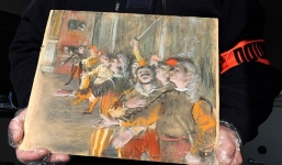 Hy hữu bức tranh đáng giá 22 tỷ đồng xuất hiện bí ẩn trên xe bus