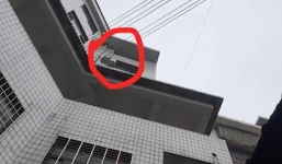 Người phụ nữ ném con trai qua cửa sổ tầng 4 vì cãi nhau với chồng