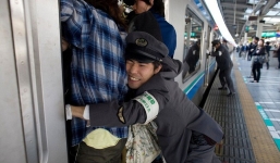 Những Oshiya hành nghề cực lạ ở Nhật Bản: Ngày làm việc 90 phút, công việc chỉ là 'nhồi' càng nhiều khách lên tàu điện càng tốt