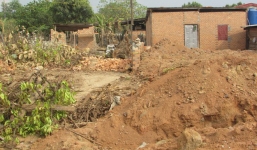 Hiệu trưởng trường tiểu học lén lút  trên đất công vào ban đêm