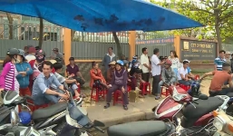 Hai nhà máy thép gây ô nhiễm bị dân bao vây tạm dừng hoạt động vô thời hạn