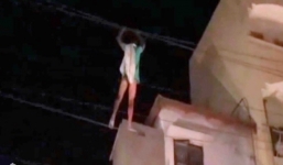 Thót tim xem giải cứu cụ ông trốn viện treo lơ lửng trên dây điện