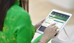 Không chỉ tăng phí dịch vụ SMS Banking lên 11.000 đồng, từ hôm nay Vietcombank còn thu phí chuyển tiền cùng hệ thống qua Mobile Banking