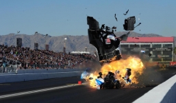 Kinh hãi khoảnh khắc xe đua nổ tung, vỡ vụn