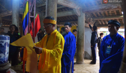 Nhiều người dân chen chân chụp ảnh bên cạnh 'của quý khổng lồ' trong lễ hội độc nhất vô nhị ở Việt Nam