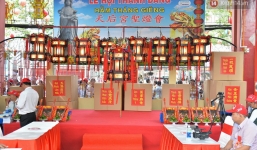 Chiếc lồng đèn trong lễ hội chùa Bà Thiên Hậu Bình Dương được đấu giá 2,5 tỷ đồng