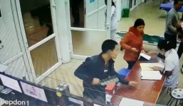 Bệnh nhân mang dao phay đòi bác sĩ... tháo khớp ngón tay lành