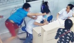 Bệnh nhân đánh cán bộ y tế đang mang thai vì phải đi lòng vòng làm thủ tục