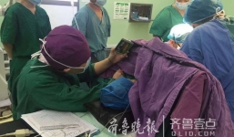 Y tá ân cần quỳ bên bàn mổ suốt cả tiếng đồng hồ để cầm điện thoại cho bệnh nhi xem hoạt hình