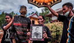 Bên trong 'ngôi làng của cái chết', nơi dân làng đào mộ, mặc quần áo mới cho thi thể người thân rồi còn 'mời thuốc lá'