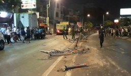 Xe ben tông sập dải phân cách, cuốn hàng loạt xe máy vào gầm ở TP.HCM