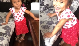 Clip xúc động: Những bước đi chập chững đầu tiên của bé gái bị liệt 2 chân được vợ chồng ở Sài Gòn nhận nuôi