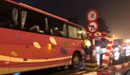 Hà Nội: Xe khách 45 chỗ chở học sinh đâm đổ khung chắn chiều cao cầu vượt Thái Hà - Chùa Bộc