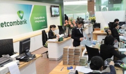 Sau khi Vietcombank tăng phí dịch vụ, nhiều ngân hàng khác 'tranh thủ' miễn phí để hút khách