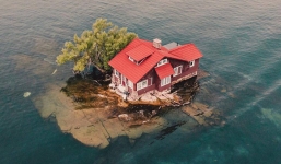 Chỉ đủ chỗ cho đúng một ngôi nhà nhỏ và một cái cây, hòn đảo đáng yêu này chính là nơi ẩn náu tuyệt vời cho những ai thích yên tĩnh