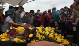 Bắt 'rắn thần' trên ngôi mộ vô danh thả về tự nhiên