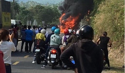 Xe khách Phương Trang cháy dữ dội, hành khách hoảng loạn đập cửa thoát hiểm