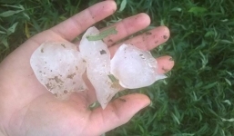 Lào Cai: Dân hoang mang vì xuất hiện mưa đá to bằng cổ tay