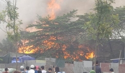 Hà Nội: Cháy lớn khu nhà xưởng làng Triều Khúc, hàng chục cảnh sát được điều động