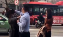 Trớ trêu: Bị bắt quả tang ngoại tình, chồng lao vào tát vợ để bảo vệ ‘bồ nhí’