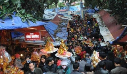 Lập Hội đồng kỷ luật Hiệu trưởng, Hiệu phó đi lễ Bà Chúa Kho trong giờ hành chính