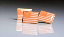 Ý nghĩa đằng sau những chiếc huy hiệu màu cam được sao Hollywood đeo tại thảm đỏ Oscar