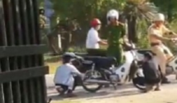 2 thanh niên không MBH bị CSGT phạt xì hết hơi bánh xe, bắt dắt bộ 2km