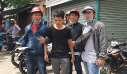 Nam thanh niên mượn điện thoại của hàng xóm rồi rút trộm hơn 30 triệu trong tài khoản điện tử