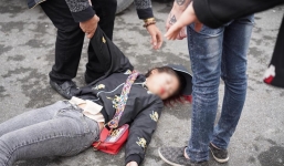 Xôn xao hình ảnh cô gái trẻ ở Hải Phòng khóc lóc vật vã, ngất lên ngất xuống khi chia tay người yêu lên đường nhập ngũ