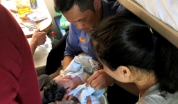 Sản phụ trở dạ trên tàu cao tốc Bắc Nam được nhân viên đường sắt đỡ đẻ