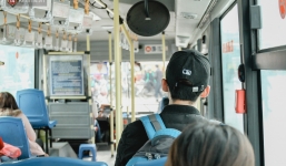 Chuyến xe bus siêu độc đáo ở Hà Nội - treo đỏ chót những tờ 500, 1000 đồng khắp xe