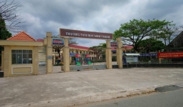 Làm học sinh sợ đến trường, giáo viên phải quỳ gối xin lỗi phụ huynh