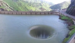 Đang bơi lội vui vẻ, du khách hốt hoảng khi thấy hố xoáy bí ẩn xuất hiện giữa hồ nước